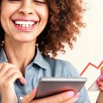 Una mujer feliz muestra ahorros crecientes