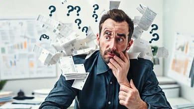 Un hombre confuso busca un futuro financiero