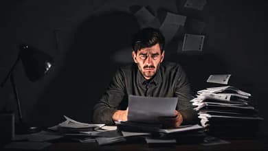 El freelancer estresado lucha con la deuda