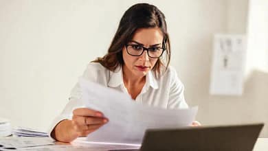 Mujer inteligente revisa documentos con seriedad