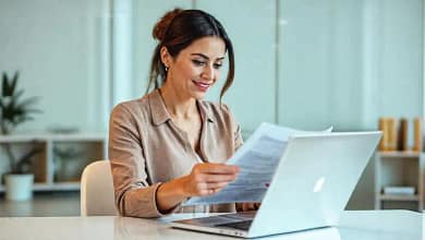 Mujer lee documentos con confianza