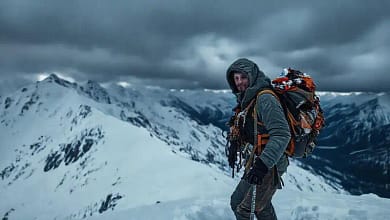 El esquiador solitario enfrenta un peligroso descenso