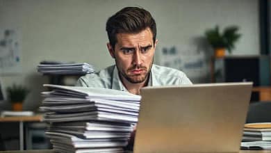 El freelance sufre estrés financiero en la oficina