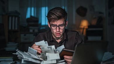 Un freelancer angustiado lucha financieramente