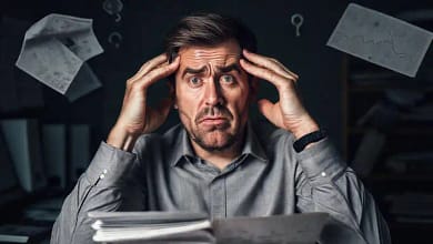 Un hombre estresado enfrenta problemas financieros