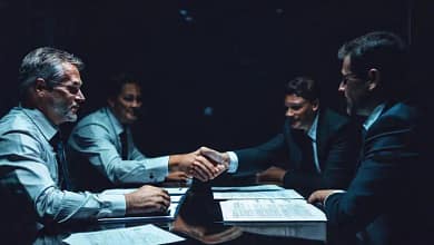 Reunión corporativa: negociación y estrategias serias