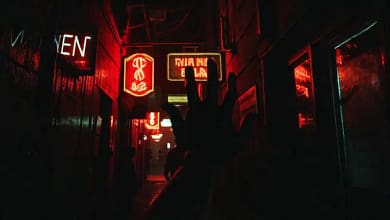 Una calle oscura revela peligro y misterio