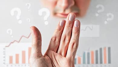 Una mano calcula gastos con preocupación