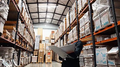 Análisis de datos en oficina moderna