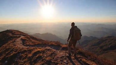El excursionista ascendía con esperanza al amanecer