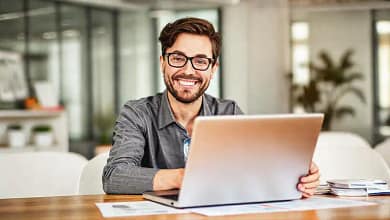 Trabajador freelance exitoso y confiado