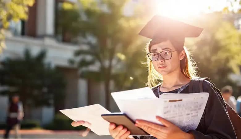 Estudiante confuso busca ayuda financiera