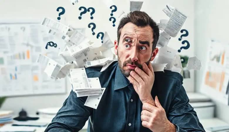 Un hombre confuso busca un futuro financiero