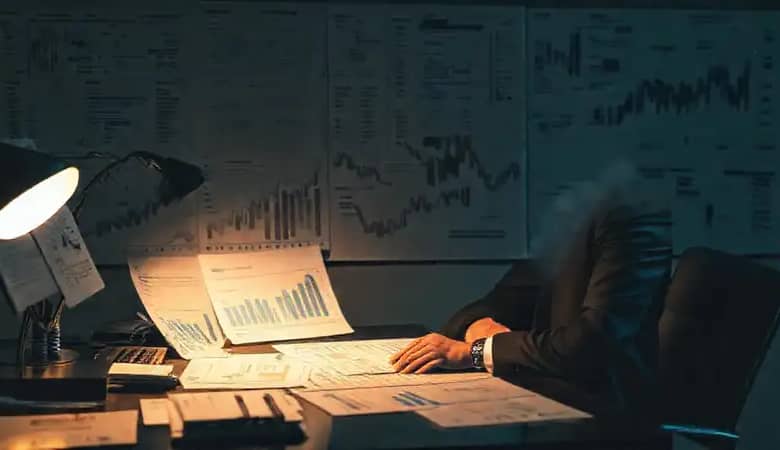 El hombre analiza la economía global