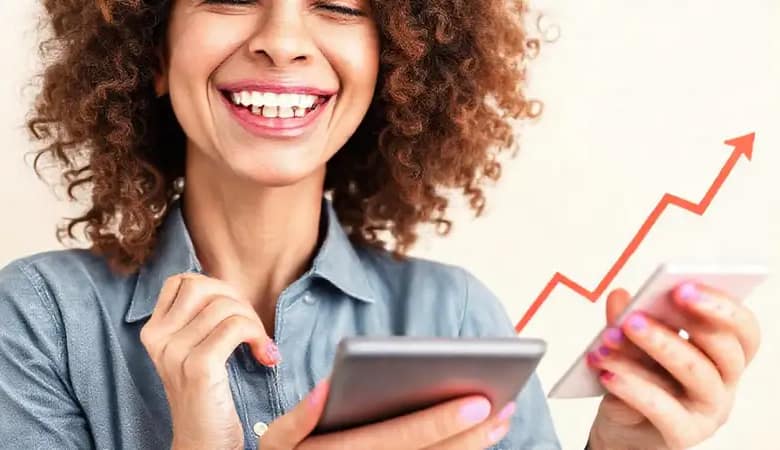 Una mujer feliz muestra ahorros crecientes