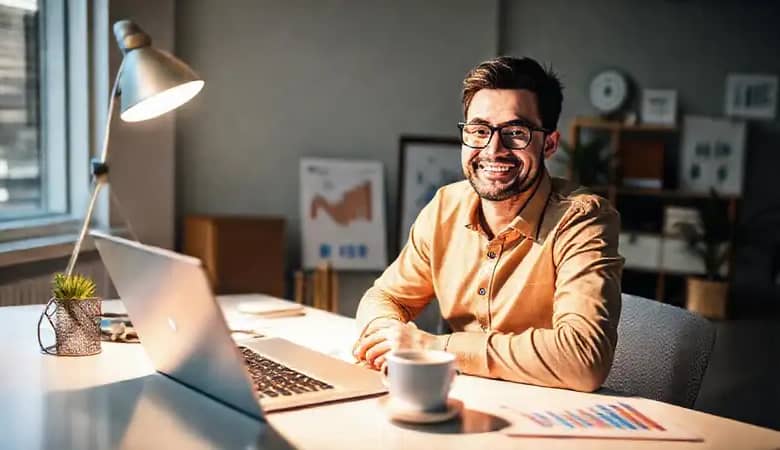 Un emprendedor exitoso trabaja en un espacio moderno