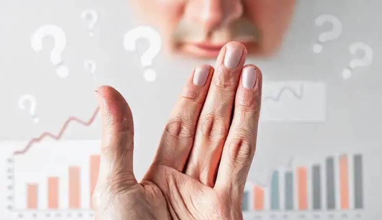 Una mano calcula gastos con preocupación