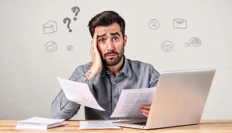 Un hombre confuso busca información útil