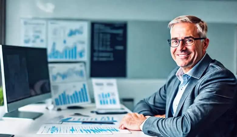 Un asesor financiero confía en su escritorio