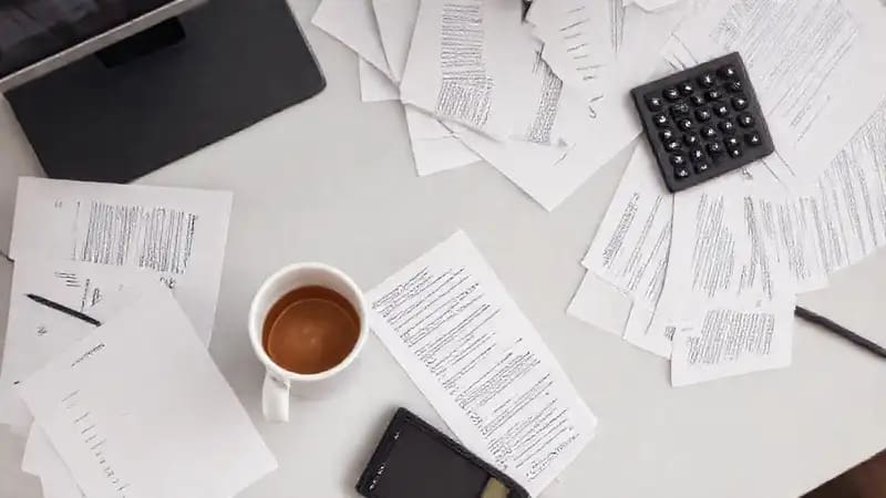 Escritorio minimalista, orden disperso, enfocado en ahorro