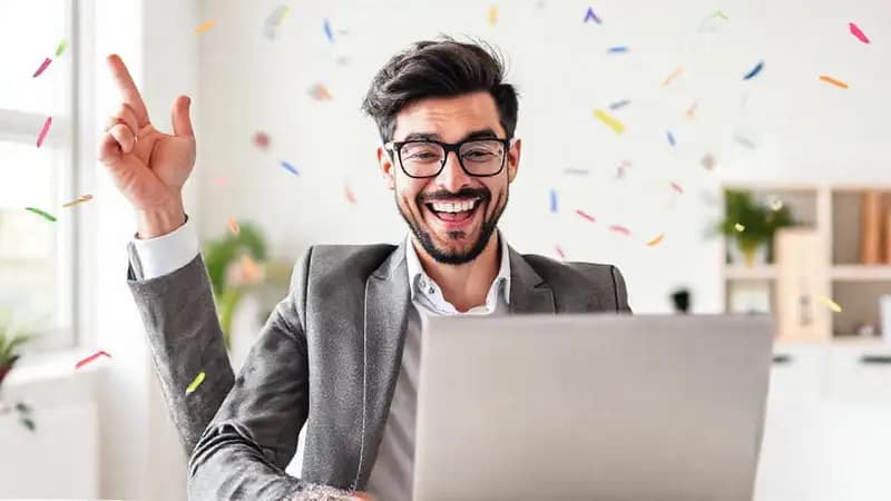 Un hombre de negocios exitoso celebra ganancias
