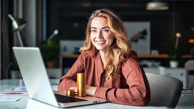 Freelancer exitoso y creativo prospera digitalmente