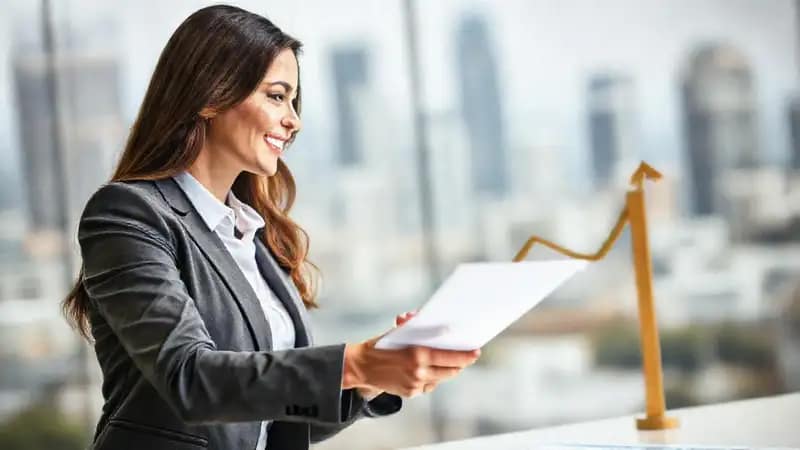 Una empresaria celebra un acuerdo financiero exitoso