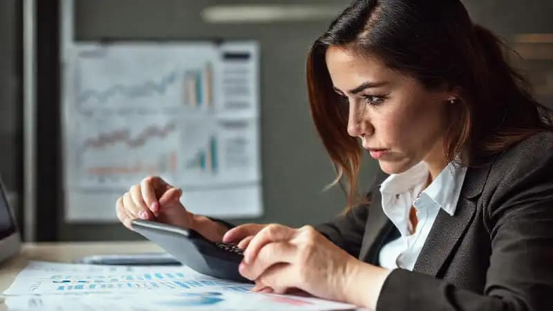 La empresaria analiza datos financieros serios