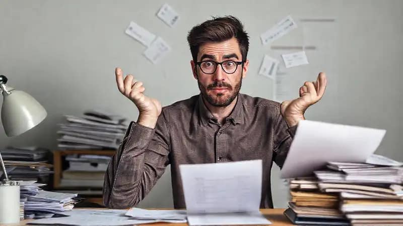 Un hombre confuso busca orden y esperanza