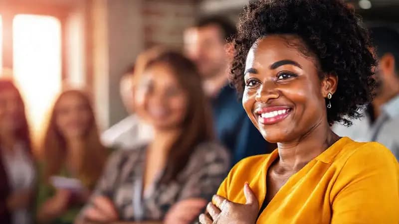 Mujer segura inspira un equipo brillante